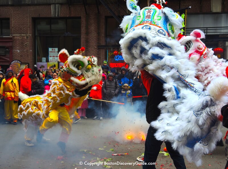 Parata del Capodanno cinese a Boston - Danza del Leone e petardi