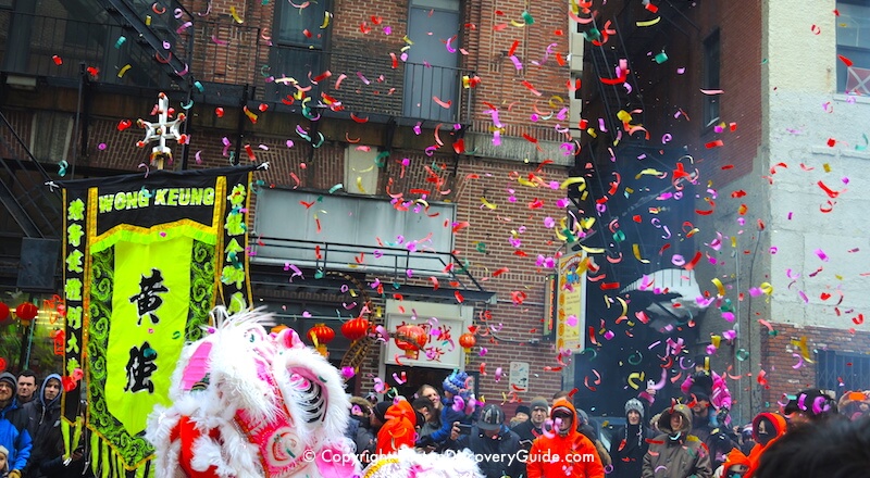 Parata del Capodanno cinese a Boston - lanterne rosse e coriandoli