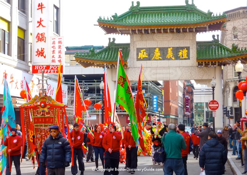 Boston Chinatown Gate con la parata del Capodanno cinese