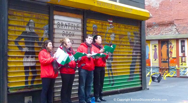 Villancicos de Navidad frente a Brattle Book Store, Boston, Massachusetts