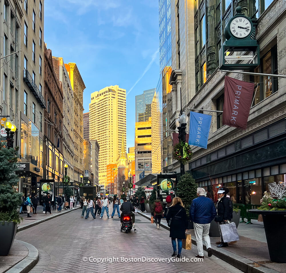 Shopping Shopping along Washington Street in Downtown Crossing on a sunny December afternoon