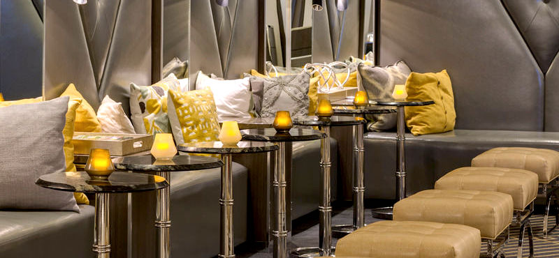 Relax in the Park Plaza's glamorous bar Relax in the Park Plaza's glamorous bar