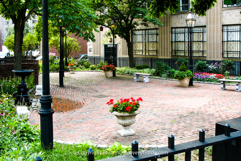 Small pocket garden in Bay Village