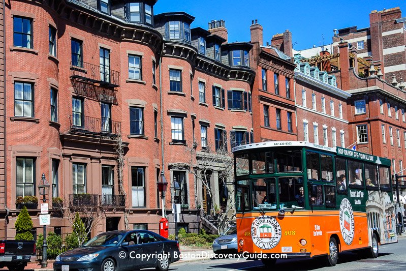 City View Trolley in front of Massachusetts State House