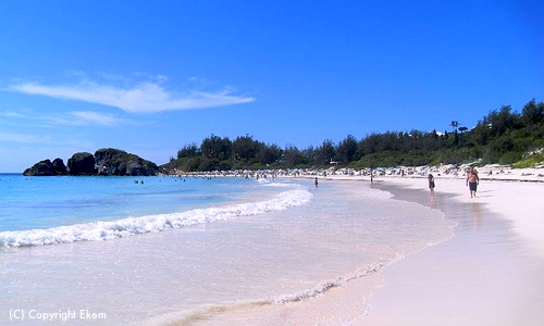 Horseshoe Bay Beach in Bermuda - pink sand and turquoise water / Bermuda Cruises from Boston - www.boston-discovery-guide.com - photo courtesy of Ekem 